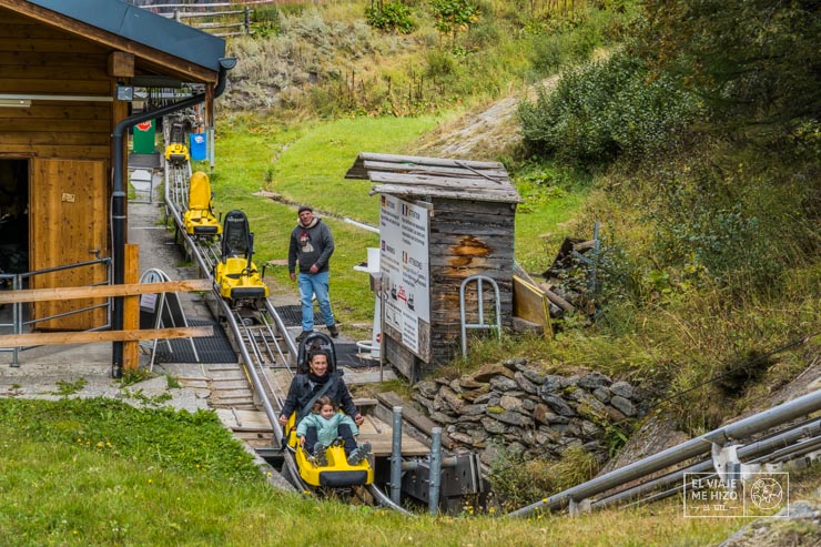 Disfrutando del Feeblitz Rodelbobbahn con nuestra hija