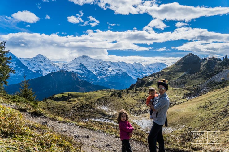 Paseando por las montañas de Suiza con nuestras hijas